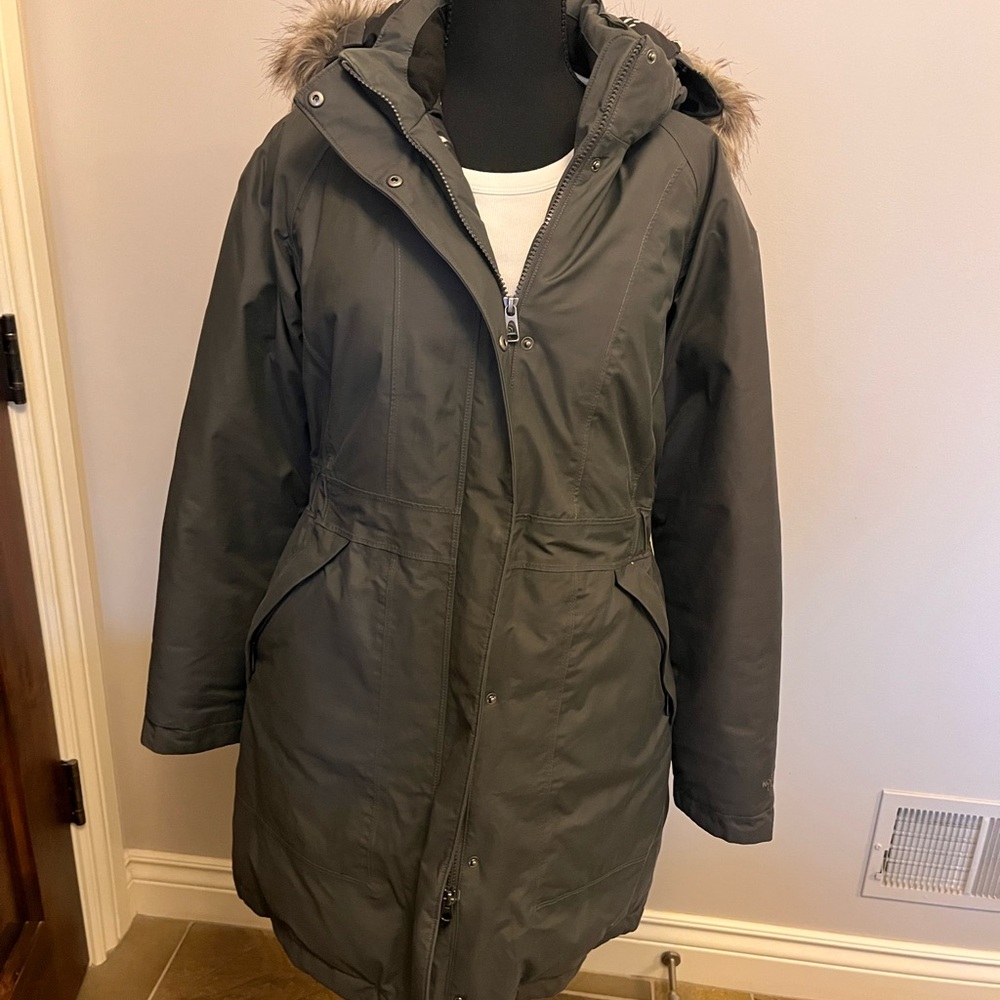 The North Face Women's winter coat with Faux Fur Trimmed removable hood.